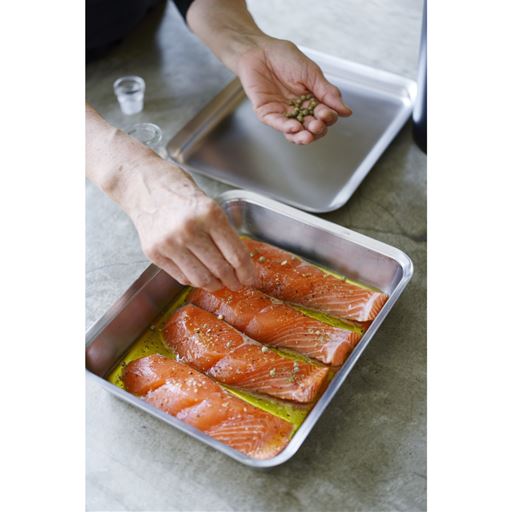 肉や魚の下味つけ、あさりの塩抜き、揚げ物の衣つけなど調理の下準備に欠かせない角バット