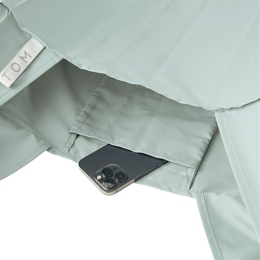 本体上部には、お財布や小物などいれられるポケット付き。