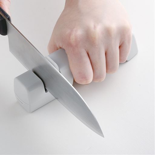 ダイヤモンド製砥石使用。包丁を手前に引くだけ!