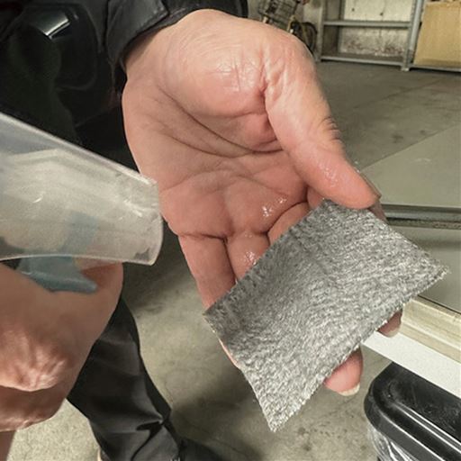 (2)少量の水をパッドにかけます