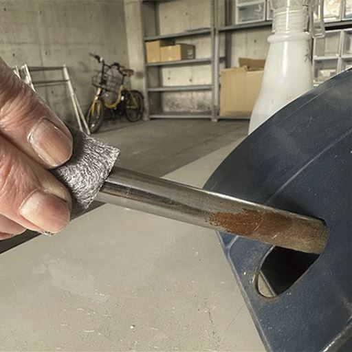 (3)サビている部分を軽く擦ります