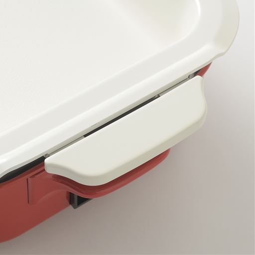 熱が伝わりにくく扱いやすい持ち手つき