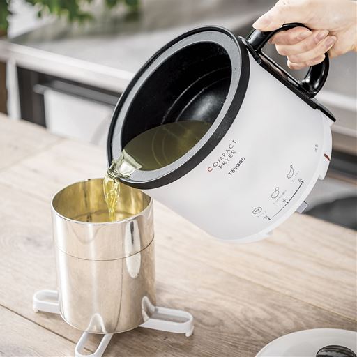 取っ手と注ぎ口がついてるので、オイルポットに注ぎやすい!後片付けラクラク♪