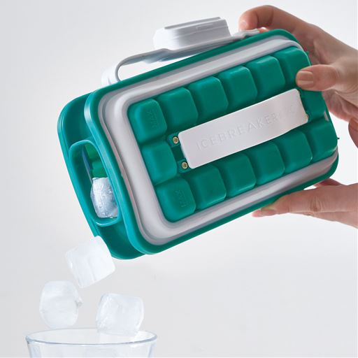 作るのも取り出すのも簡単!製氷トレー 注ぎ口から氷をグラスに入れられて衛生的。