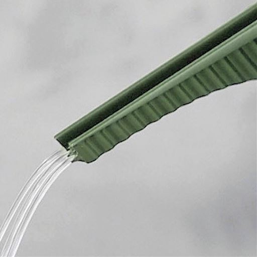 独自の注ぎ口で、浅く傾ければやさしい散水、深く傾ければ素早い散水の2WAYを叶えてくれます。