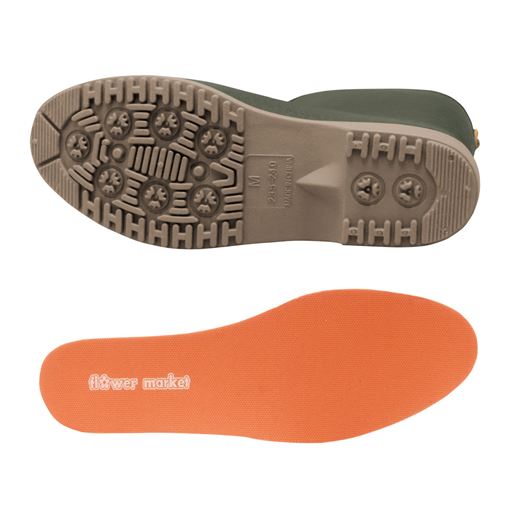 土の上でも滑りにくい底面。インソール付きで履き心地も柔らか。