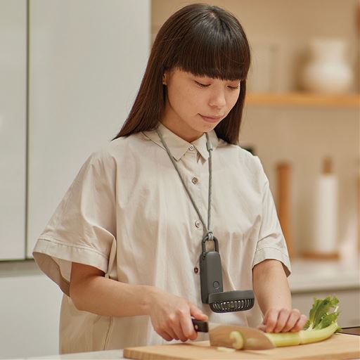 ダークグレー<br>ハンズフリーで使えるので調理中にも。