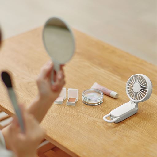 ライトグレー<br>角度調整できるのでメイク中にも。