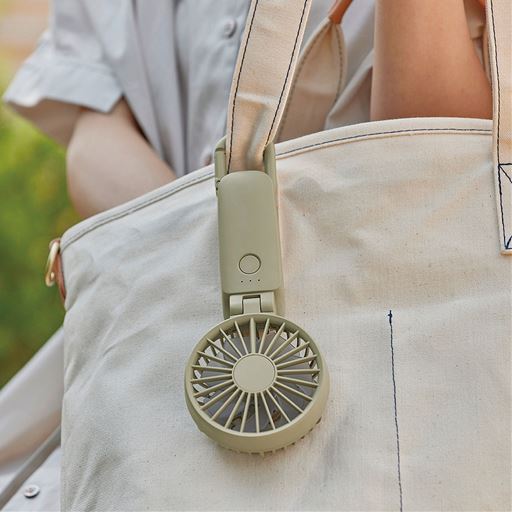 グリーン<br>カラビナ付きでバッグなどに掛けて気軽に携帯できます。