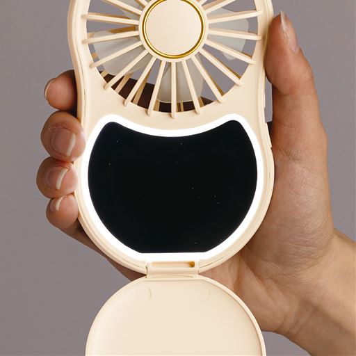 ミラーの周囲にLEDライトを搭載。