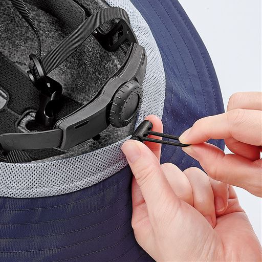 帽子のドローコードを締める ※帽子が飛ばないように正しく装着してください。