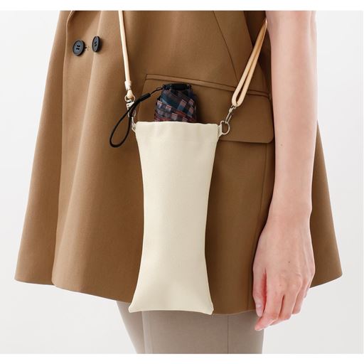 自動で巻き取るリールアシスト 袋内部にリールを内蔵。傘を抜き取る際に袋の収納をアシストします。