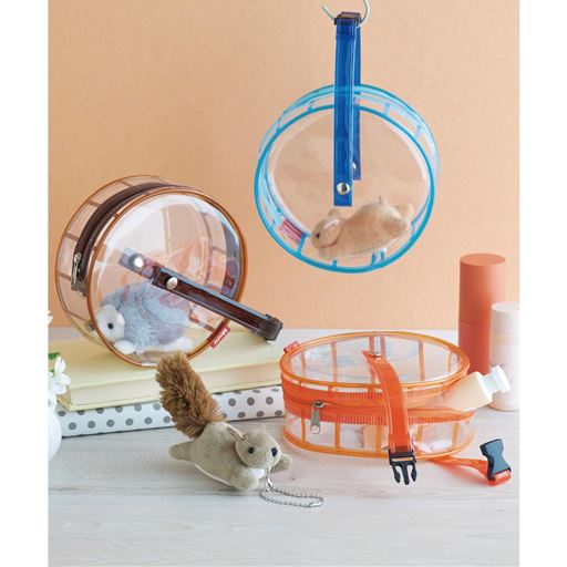 小物や推し活グッズを入れても! 持ち手はバックル付き