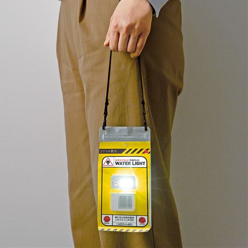 コンパクトで軽量  付属のひもをパウチの穴に通し、持ち運んだり、木などにぶら下げることも可能です