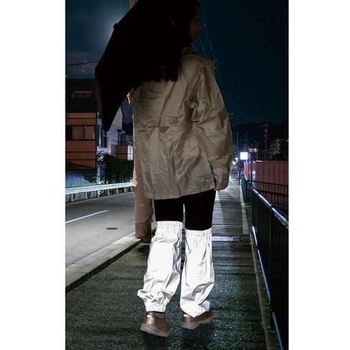 雨の夜間は特に視界が悪く事故のリスクが増加します。ドライバーに自らの存在を知らせることが大切!