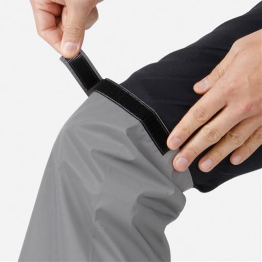 レッグカバーは履いて面ファスナーで留めるだけ。上下どちらからも履けます。