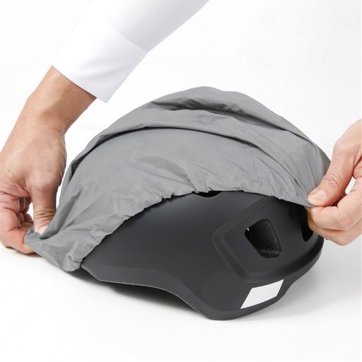 簡単装着 ヘルメットカバーはゴムとアジャスターで取り付け簡単。
