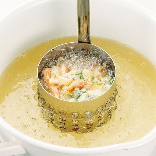 ポイントは側面の穴。側面にも油がまわることでサクサク食感に。こんなに厚みのあるかき揚げも中まで火も通りサクサクに揚がります。