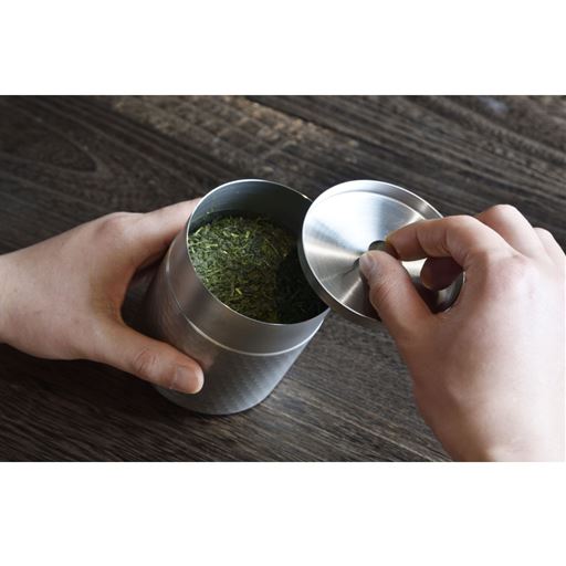 職人が作る精度の高い茶筒。光を遮断で鮮度を保ち、密着性もよいので鮮度が長持ちします。