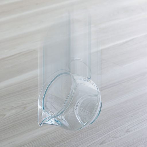 「トライタン飽和ポリエステル樹脂」といわれるプラスチックを使用。熱にも強く丈夫で耐久性に優れた素材です。他のプラスチックと比べて傷にも強く、落としても割れません。