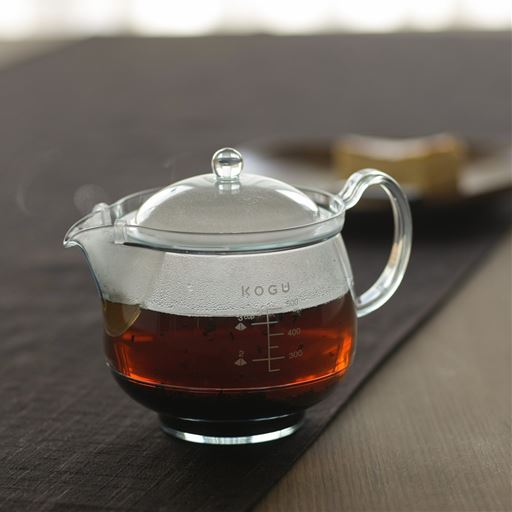 コロンと丸い底は茶葉が広がるように考えられた形。ポットに茶葉を入れてお湯を注ぐと、ポット内で茶葉が対流します。茶葉の広がりが良く美味しくお茶出しができます。