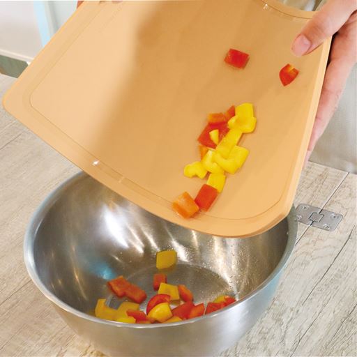 柔らかい素材で曲げられるので、切った食材をお鍋やボウルに移しやすい!