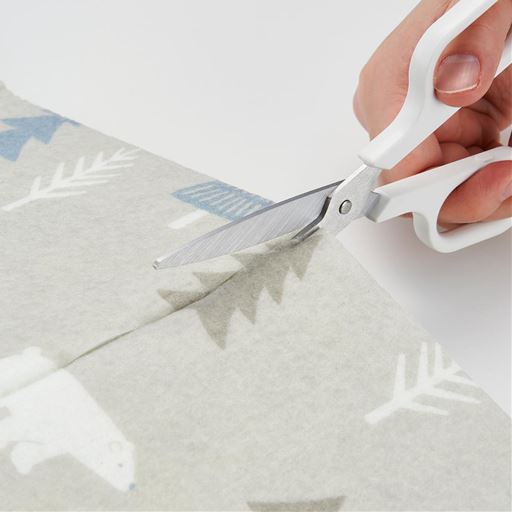 窓のサイズに合わせてカットOK。貼りやすい全面粘着タイプ。