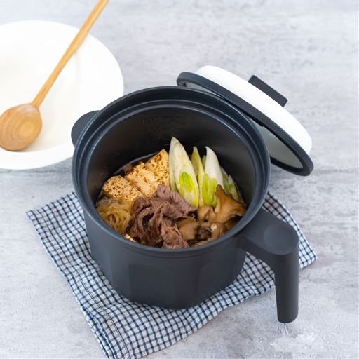 焼いて煮込む、鍋風仕上がりの肉豆腐。
