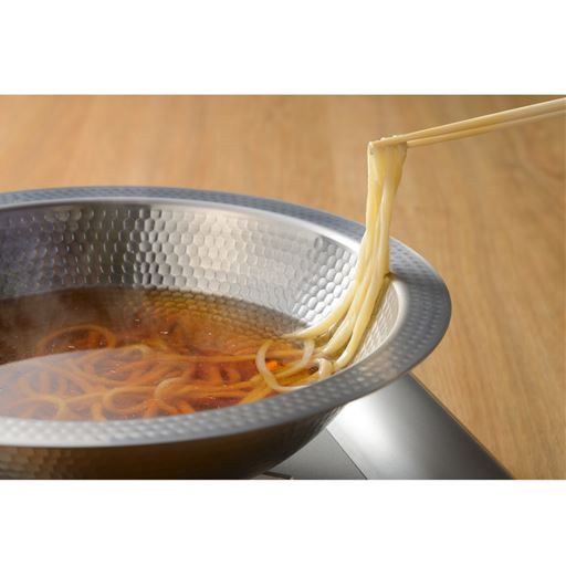 取っ手の代わりにもなる広めのフチは見た目がスッキリ