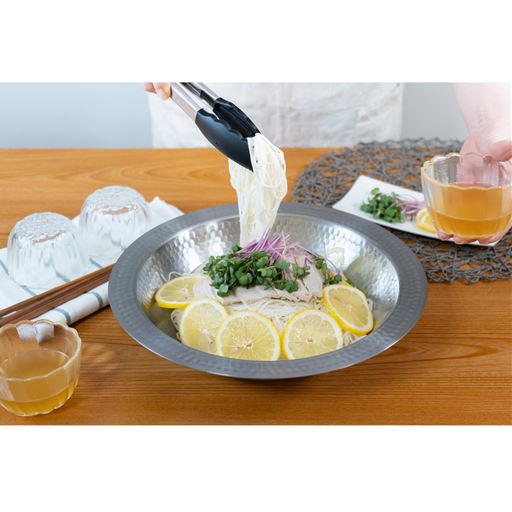 そうめんや冷麺の器としても涼し気な印象です。