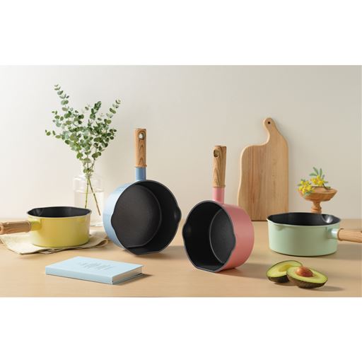 コンロの奥や引き出しの中にも、キッチンの空いたスペースにちょい置きできます。調理中にも邪魔になりにくいショートハンドル。ふんわりやさしいカラーで色んなキッチンに馴染みます。 省スペースちょい置き