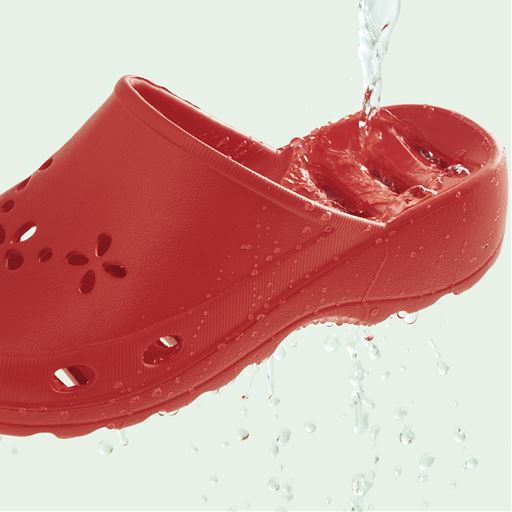 インソールの穴部分にカーブをもたせることで、水を抜けやすくしています。