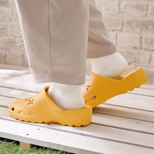 イエローM<br>厚底ヒール(約4.5cm)で、衣服の裾が地面につきにくい。