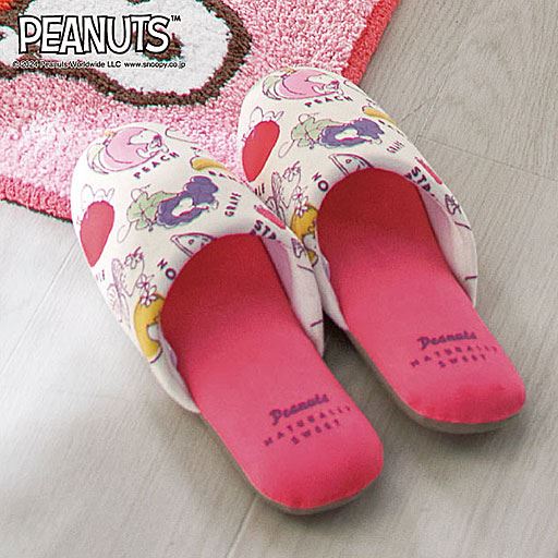 レッド<br>フレッシュな明るい色づかいで元気をくれる、スヌーピーのスリッパです。