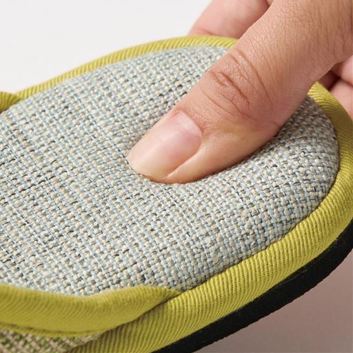 ソファなどに使われる弾力のある上質な高反発ウレタンを使用し、踏んでも沈み込みにくく疲れにくい。