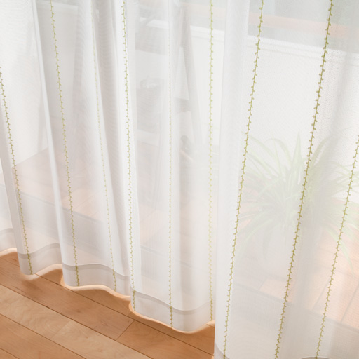 グリーン<br>小さいポンポンストライプ柄がかわいいミラーレースカーテンです。