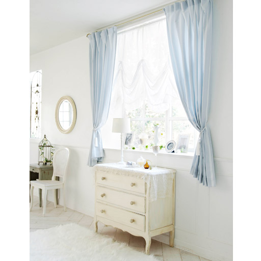 ブルー<br>淡い色合いなので、お部屋を明るく爽やかな印象に。