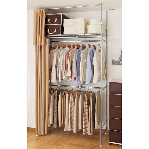 ブラウン A 上下2段使いで、倍の衣類が収納できる。