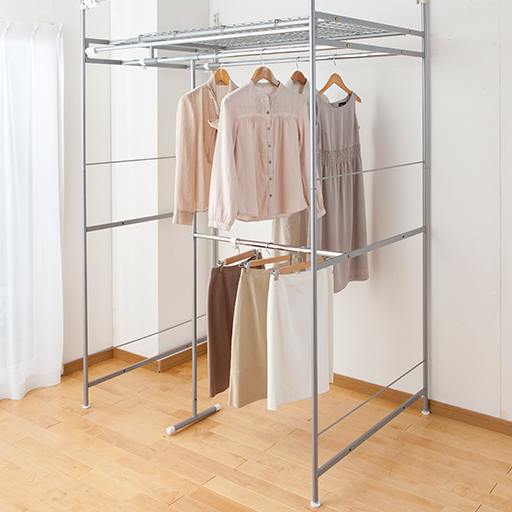 サイズ D <br>下段のハンガーバーは、前後に付け替えで出来るのでロングコートなど着丈の長い衣類もきちんと収納出来ます。