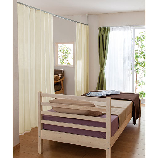 リビングとプライベート空間との間仕切りなど、壁のない場所を自由に区切ることができます。