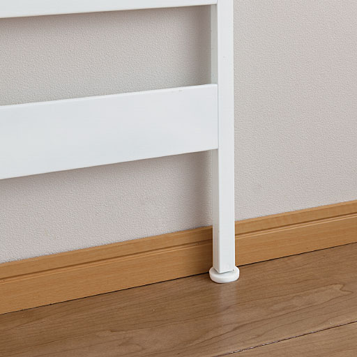 脚部は設置時の傾き調整などができる、アジャスター付き。