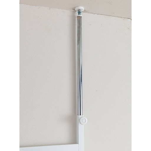 天井高さ202cm～265cmの範囲で設置可能。天井部はスプリング形状でしっかり固定します。