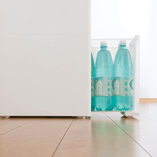 D 最下段の引き出しはローラー付き。重いペットボトルなどを収納しても、スムーズに引き出せます。