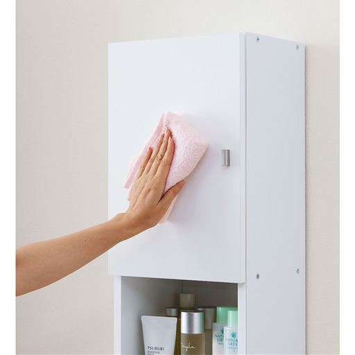 扉は水汚れに強いポリエステル化粧仕上げです