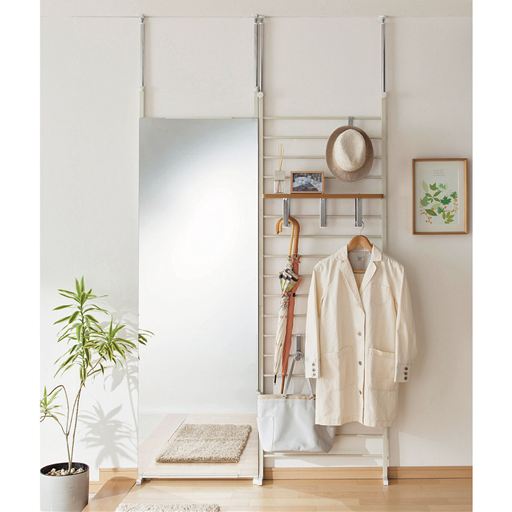 左からD(ミラー/幅60)、E(ハンガー/幅65)<br>廊下にも手軽に収納スペースをつくれます。