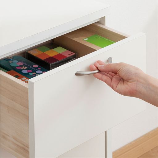 B・F (チェスト)<br>握りやすい取っ手で開け閉めも簡単。