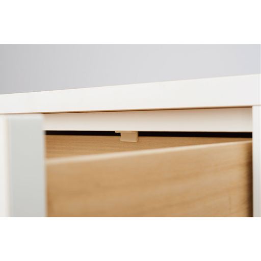 B・F (チェスト)<br>引き出しには落下防止用のストッパー付き。