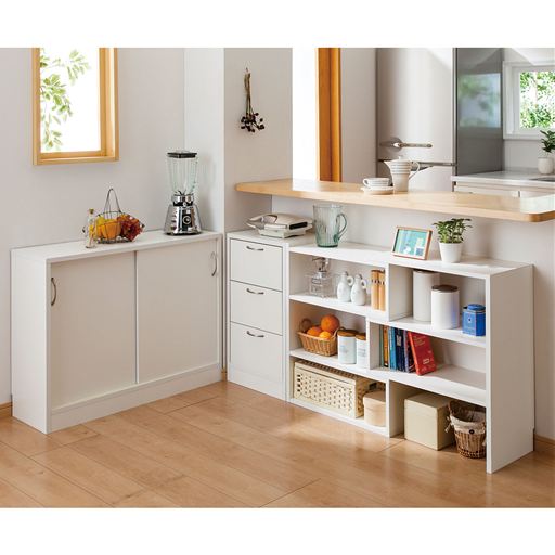 ホワイト 高さ70cm (左から) C (引き戸幅90cm)・B (チェスト)・A (伸縮ラック)<br>コーナー使いもおすすめ。