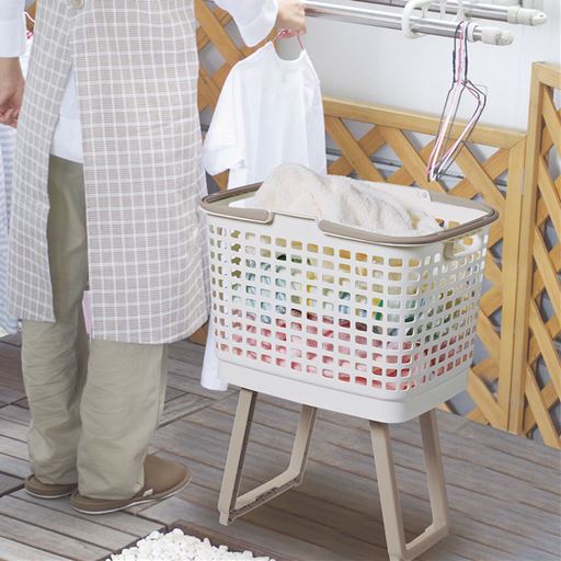 脚を立てれば程よい高さになり、洗濯機から洗濯物を出す時や干す時に重宝します。