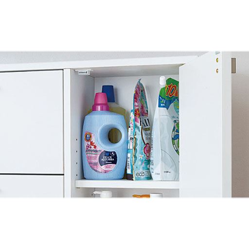 棚付きなら高さのあるボトル類も収納可。